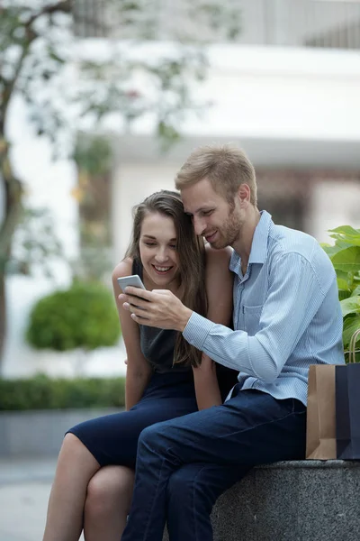 Bir Şey Onun Kız Arkadaşı Smartphone Üzerinde Gösterilen Yakışıklı Genç — Stok fotoğraf