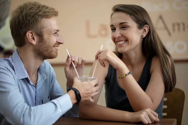 Happy Young Couple Drinking Cocktail One Glass — Stock Photo, Image