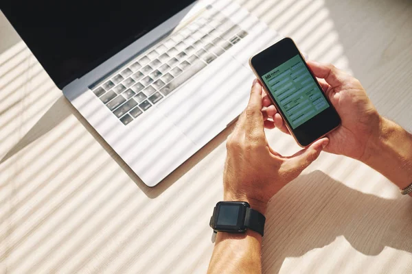 Primer Plano Del Hombre Utilizando Banco Línea Teléfono Inteligente — Foto de Stock