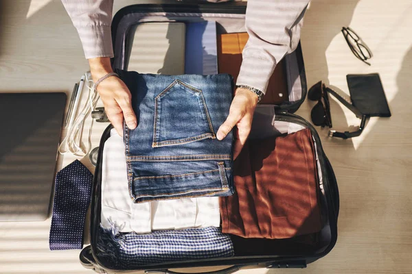 Nahaufnahme Eines Mannes Der Kleidung Für Eine Reise Ins Gepäck — Stockfoto