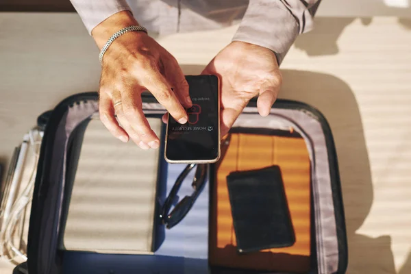 Närbild Affärsmannen Upplåst Hans Smartphone — Stockfoto