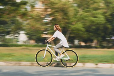 Aktif genç kadın sabah Bisiklete binme