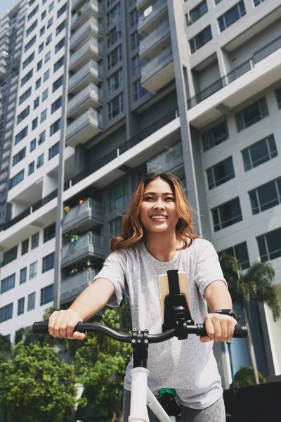 Glückliche Hübsche Junge Frau Die Mit Ihrem Fahrrad Auf Der — Stockfoto