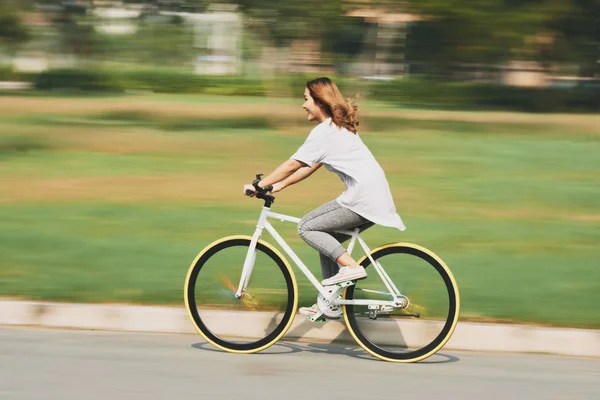 Glücklich Aufgeregte Junge Frau Die Mit Hohem Tempo Fahrrad Fährt — Stockfoto