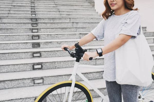 Обрізане Зображення Молодої Жінки Розумним Годинником Зап Ясті Їзда Велосипеді — стокове фото