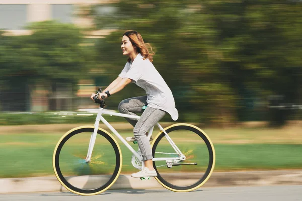 Sorridente Bella Donna Asiatica Bicicletta Lungo Strada — Foto Stock