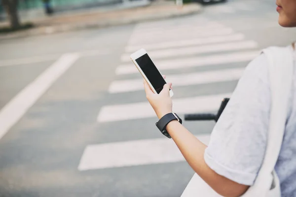 Imagem Cortada Mulher Olhando Seu Smartphone Cruzar Estrada — Fotografia de Stock