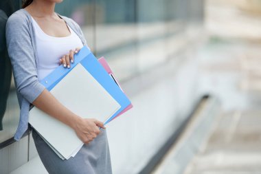 İş kadını birçok klasörleri ve belgeleri ile görüntü kırpılmış