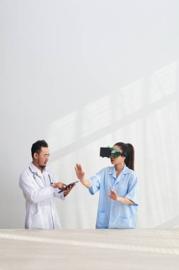 Doktor ve hemşire kulaklık ve dijital test Vr simülatörü uygulama tablet