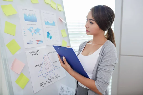 Joven Analista Finanzas Mirando Gráficos Diagramas Pizarra Blanca Tomando Notas — Foto de Stock