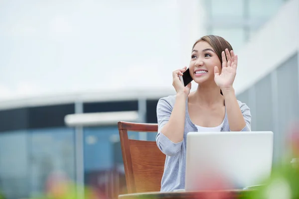 Jovem Empresária Alegre Falando Telefone Acenando Para Alguém — Fotografia de Stock