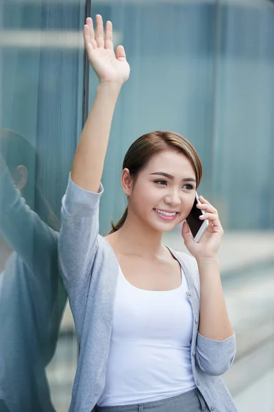 Χαρούμενα Βιετναμέζικα Γυναίκα Μιλάμε Στο Τηλέφωνο Και Αυξανόμενη Χέρι Πιάσει — Φωτογραφία Αρχείου