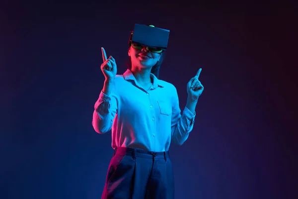 Весела Молода Бізнес Леді Пристрої Віртуальної Реальності — стокове фото