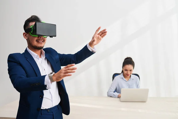 Equipo Vietnamita Desarrolladores Probando Aplicación Para Gafas Realidad Virtual —  Fotos de Stock