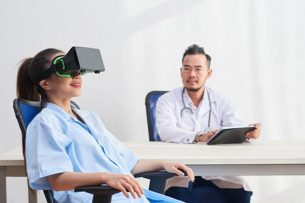 Joven Médico Vietnamita Con Tableta Digital Viendo Enfermera Gafas —  Fotos de Stock