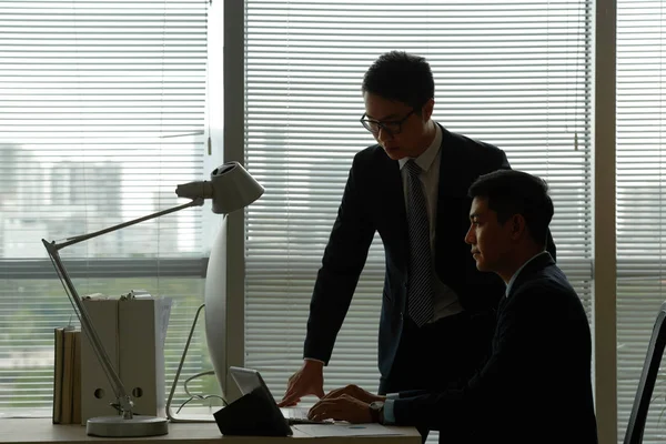 Jóvenes Emprendedores Leyendo Información Sobre Tablet — Foto de Stock