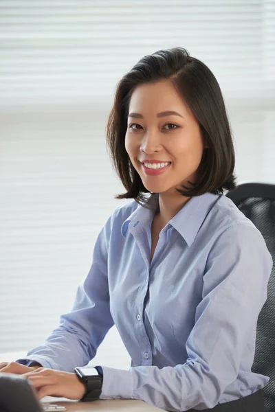 Fröhliche Junge Vietnamesische Geschäftsfrau Lächelt Und Blickt Die Kamera — Stockfoto