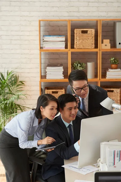 Grupo Jóvenes Empresarios Que Buscan Pantalla Del Ordenador — Foto de Stock