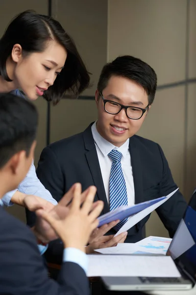 Grupp Vietnamesiska Affärsmän Som Arbetar Med Dokument Och Rapporter Vid — Stockfoto