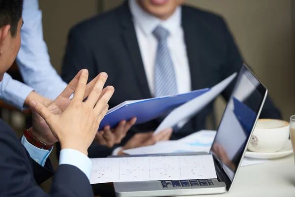 Finanzberichte Auf Geöffnetem Laptop Des Geschäftsmannes — Stockfoto