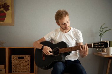 Evde gitar oyun pratik yakışıklı genç