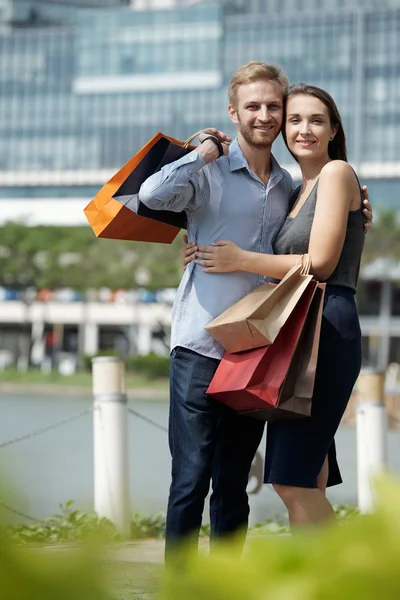 Szczęśliwa Para Kochających Pozowanie Torby Zakupy Zewnątrz — Zdjęcie stockowe