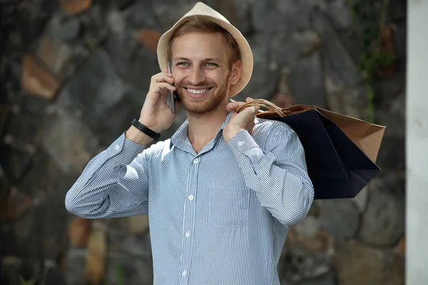 Uomo Felice Con Borse Della Spesa Che Parlano Sul Cellulare — Foto Stock