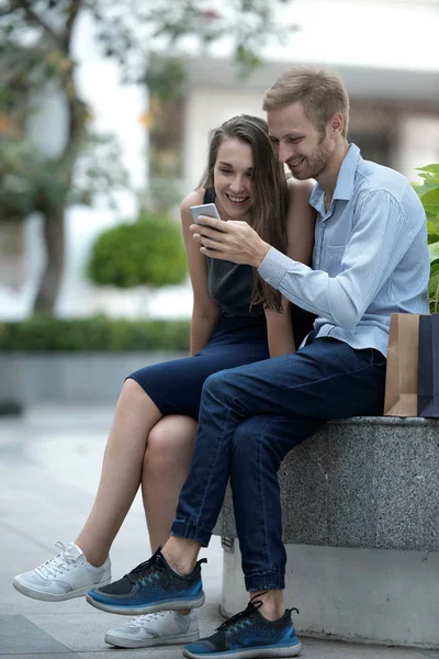 Pareja Alegre Usando Aplicación Teléfonos Inteligentes Juntos Después Comprar —  Fotos de Stock