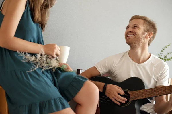 Carismático Joven Tocando Guitarra Para Novia Casa —  Fotos de Stock