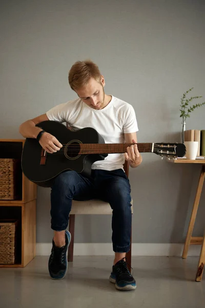 Genç Adam Evde Akustik Gitar Çalmayı Öğrenme — Stok fotoğraf