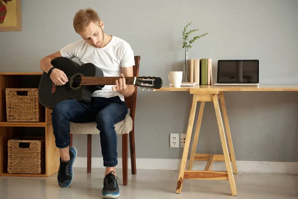 Joven Músico Tocando Guitarra Acústica Apartamento —  Fotos de Stock