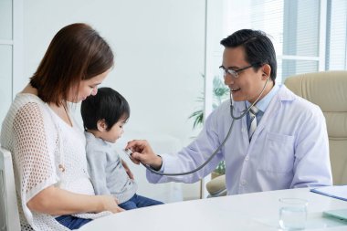 Doktor onu stetoskop ile incelenirken şirin küçük hasta arıyorum