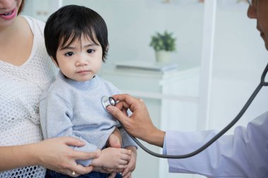 Sevimli Asya yürümeye başlayan çocuk annesinin stetoskop ile inceleyerek çocuk doktoru ise Tur oturan