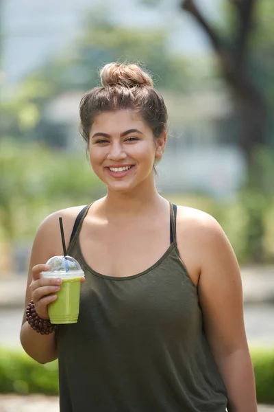 Aantrekkelijke Jonge Vrouw Zoek Naar Camera Met Brede Glimlach Houdt — Stockfoto