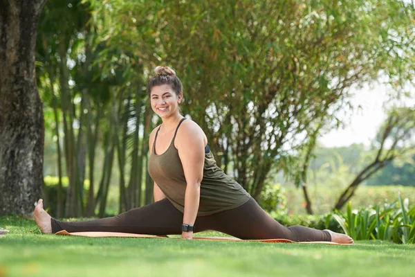 Comprimento Total Jovem Mulher Vestindo Top Leggings Fazendo Divisões Livre — Fotografia de Stock