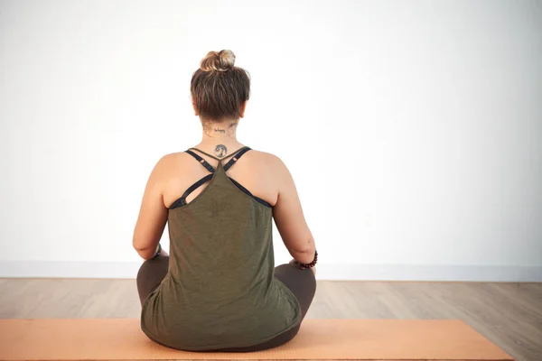 Vista Posteriore Della Donna Che Yoga Casa Sul Tappeto — Foto Stock