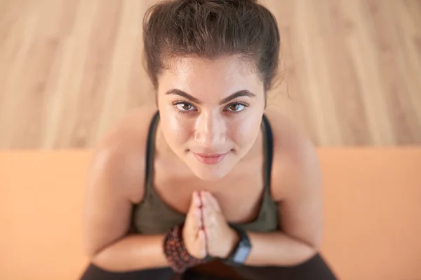 Mulher Praticando Ioga Postura Namaste — Fotografia de Stock