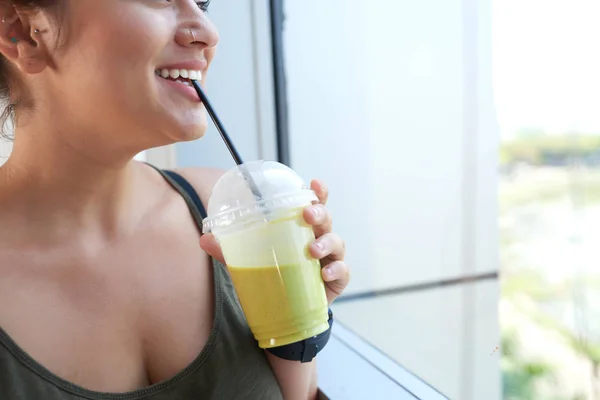 Jovem Alegre Olhando Pela Janela Bebendo Delicioso Smoothie — Fotografia de Stock