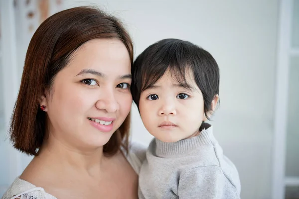 Sevimli Küçük Oğlu Tutan Güzel Asyalı Kadın Baş Omuzlar Portresi — Stok fotoğraf