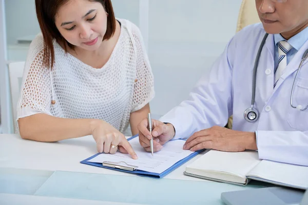 Paciente Asiático Sentado Mesa Ajudando Médico Meia Idade Preencher Formulário — Fotografia de Stock