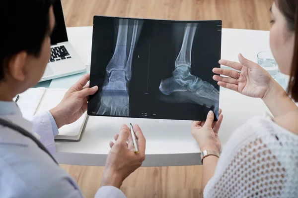Über Schulter Ansicht Des Arztes Der Hübschen Patientin Röntgenbild Zeigt — Stockfoto