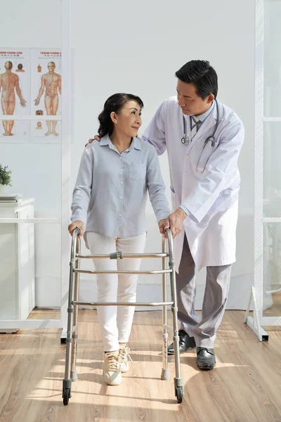 Medico Asiatico Aiutare Anziano Paziente Utilizzare Anteriore Ruote Walker — Foto Stock