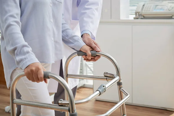 Femme Patient Utiliser Marchette Roues Avant Correctement Avec Aide Médecin — Photo