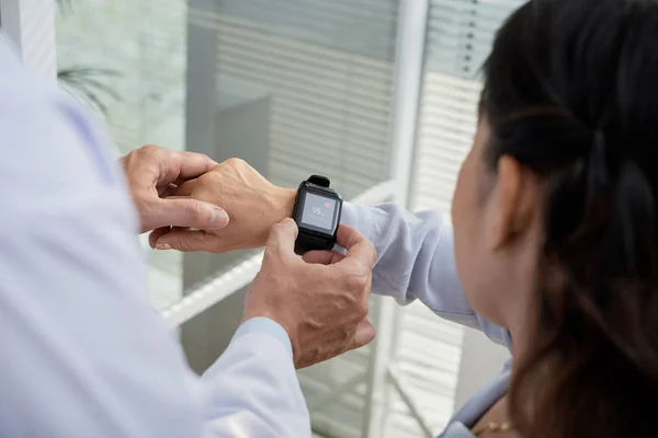 Sprawdzanie Tętna Pomocą Smartwatch Pomocy Lekarza Pacjent — Zdjęcie stockowe
