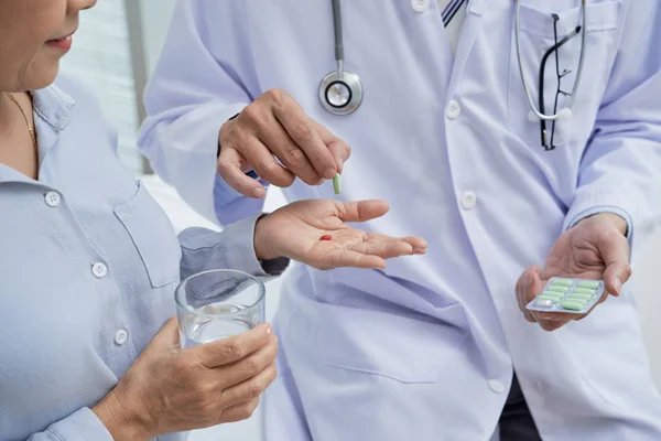 Primer Plano Paciente Mujer Sosteniendo Vaso Agua Mano Mientras Médico — Foto de Stock