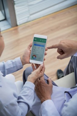 sistem durumu izleme app üstünde hareket eden telefon kullanmak bayan hasta açıklayan doktor