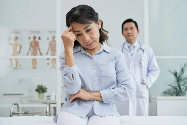 Trauriger Asiatischer Patient Schaut Nach Unten Während Der Arzt Hinter — Stockfoto