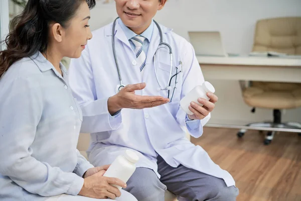 Senior Aziatische Patiënt Luisteren Naar Dokter Het Ziekenhuis Kamer — Stockfoto