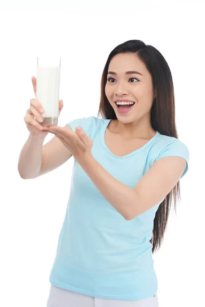 Aufgeregt Hübsche Vietnamesische Junge Frau Schaut Auf Glas Milch — Stockfoto