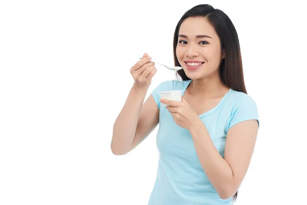 Schöne Junge Asiatische Frau Isst Joghurt Isoliert Auf Weiß — Stockfoto